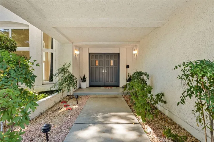 22100 Dardenne Street, Calabasas, California 91302