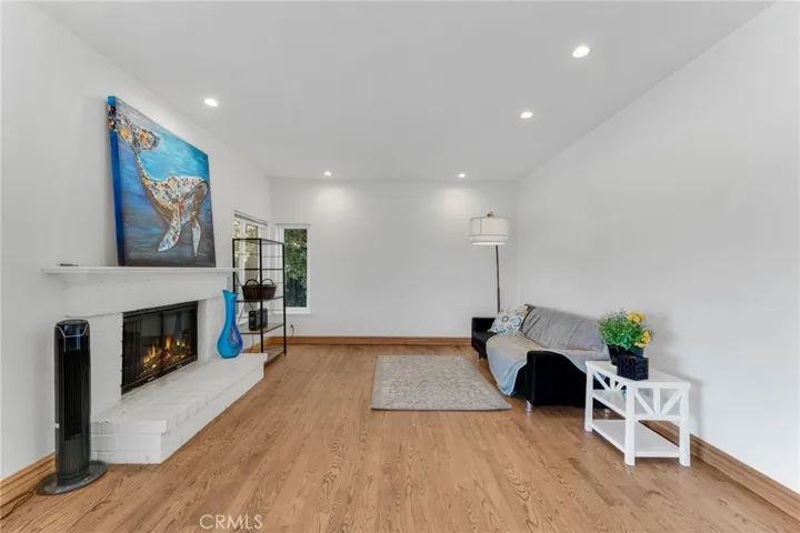 22100 Dardenne Street, Calabasas, California 91302