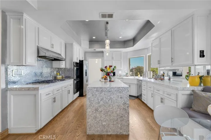 22100 Dardenne Street, Calabasas, California 91302