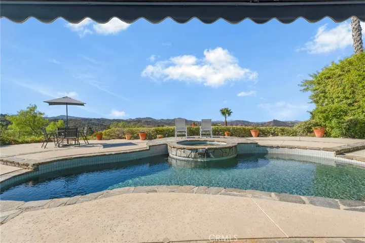 22100 Dardenne Street, Calabasas, California 91302