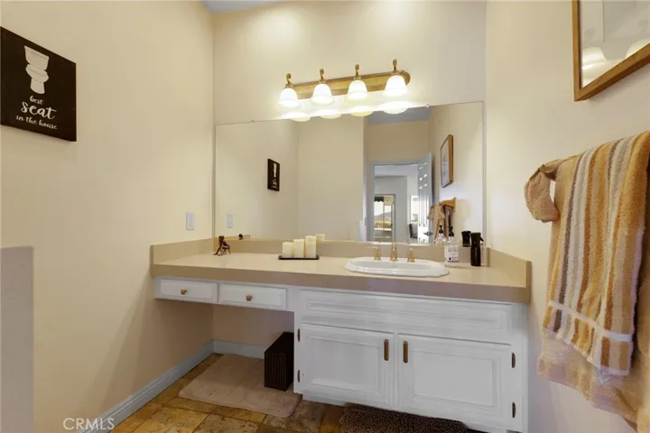 22100 Dardenne Street, Calabasas, California 91302