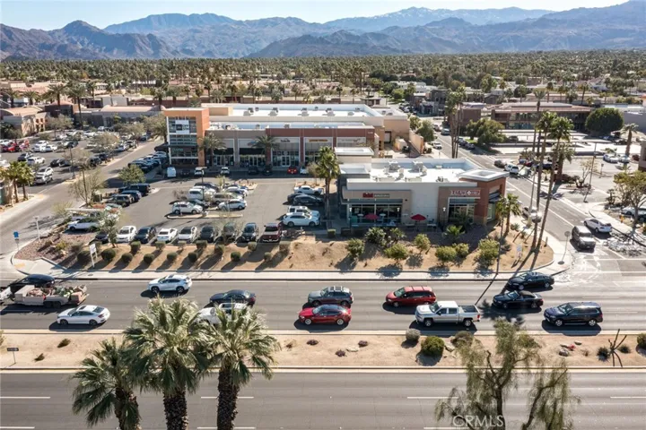 Walking Distance to shopping, and restaurants