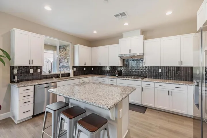 1087 Sunridge Drive, Hollister, California 95023