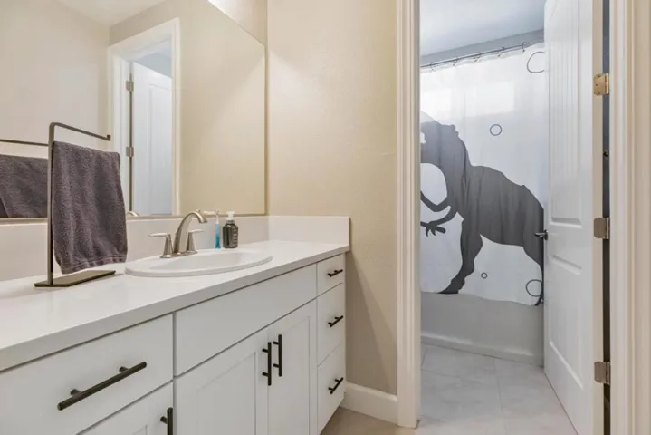 1087 Sunridge Drive, Hollister, California 95023