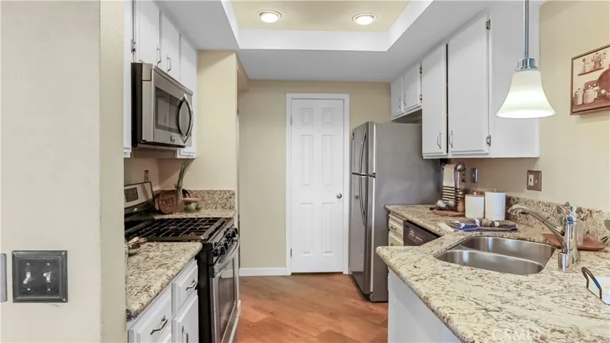 Quartz counters and stainless steel appliances