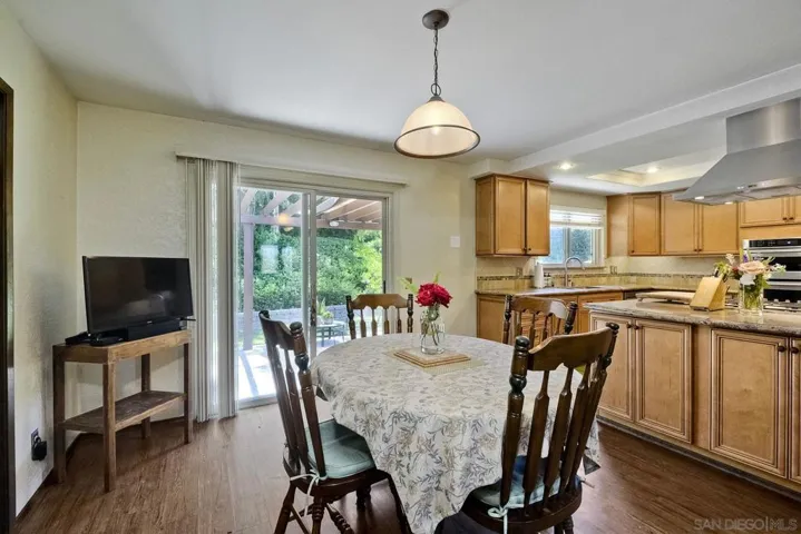 Nook area combo with kitchen