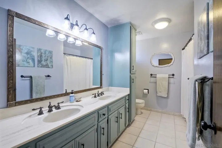 Bathroom shared with 2 of the bedrooms