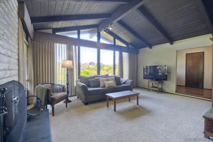 Custom windows to see the unobstructed views of the Mountains