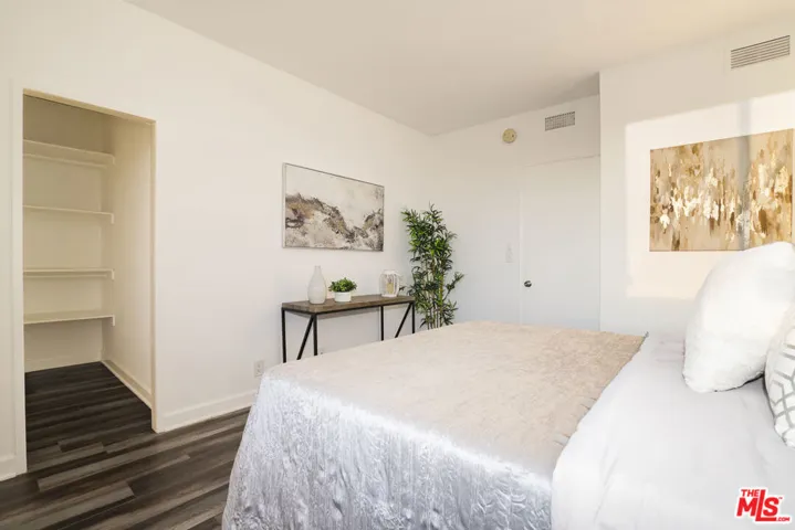 2nd Bdrm w large closet!