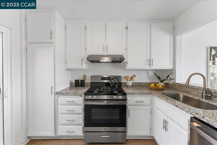 Updated Kitchen w/Stainless Steel Appliances