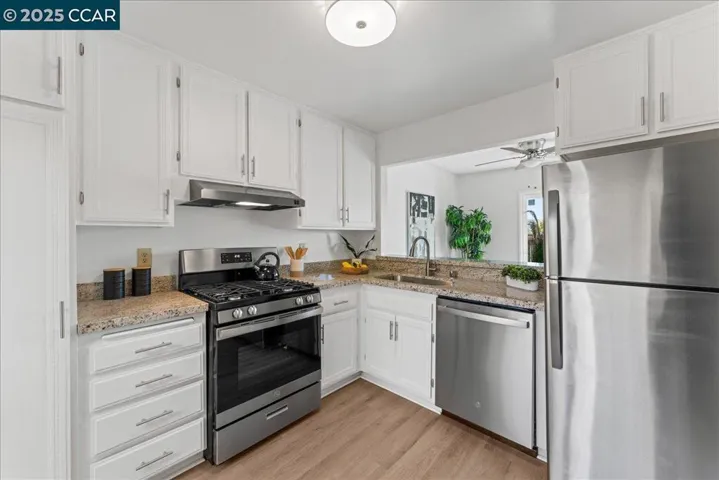 Updated Kitchen w/Stainless Steel Appliances