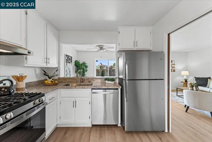 Updated Kitchen w/Stainless Steel Appliances