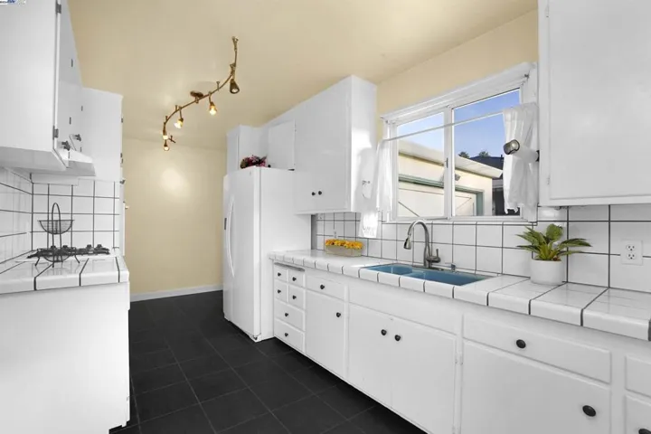 2427 Easy Street, San Leandro, California 94578