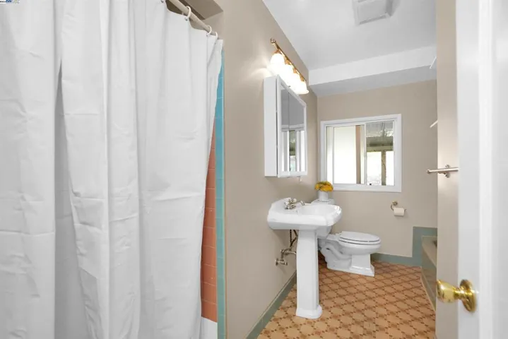 2427 Easy Street, San Leandro, California 94578
