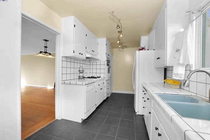 2427 Easy Street, San Leandro, California 94578