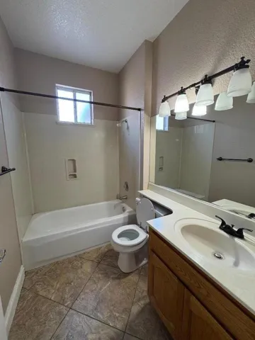 702 Whitney Court, Los Banos, California 93635