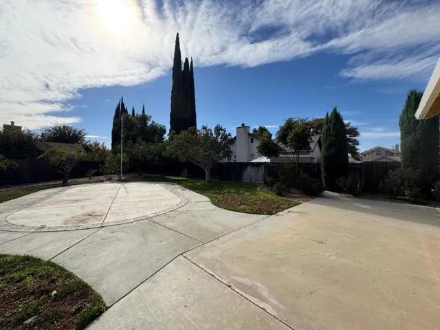 702 Whitney Court, Los Banos, California 93635