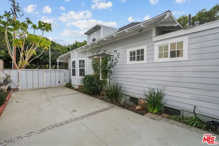 2213 Virginia Avenue, Santa Monica, California 90404