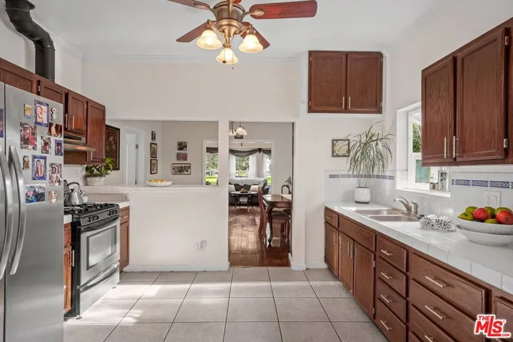 2213 Virginia Avenue, Santa Monica, California 90404