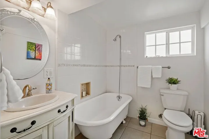2213 Virginia Avenue, Santa Monica, California 90404