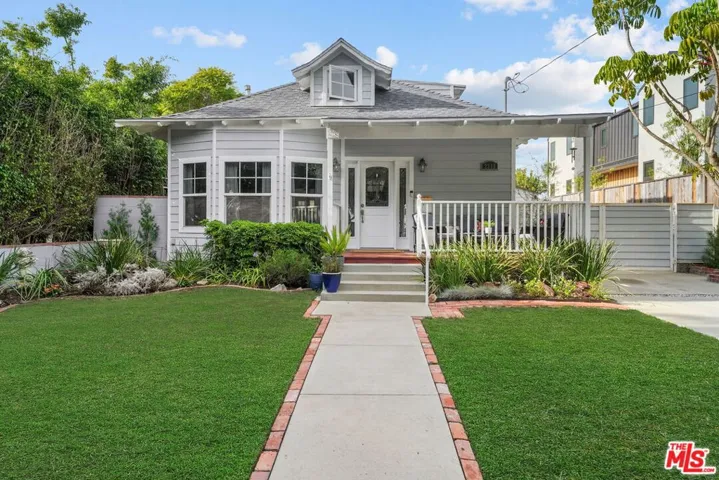 2213 Virginia Avenue, Santa Monica, California 90404