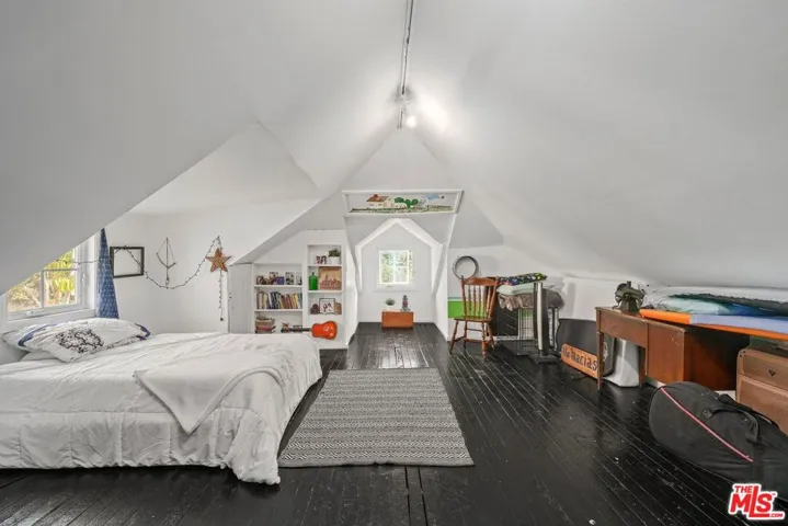 2213 Virginia Avenue, Santa Monica, California 90404