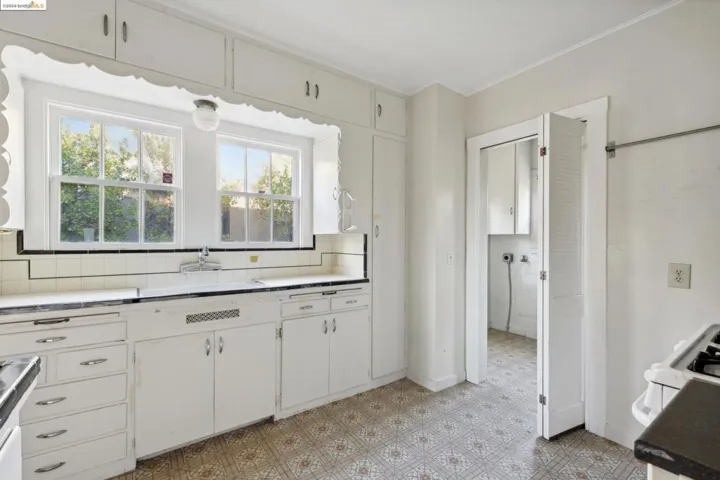 571 Crofton Avenue, Piedmont, California 94610-1520