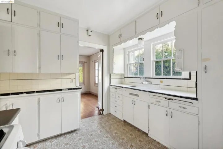 571 Crofton Avenue, Piedmont, California 94610-1520