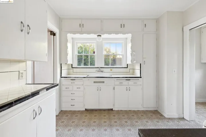571 Crofton Avenue, Piedmont, California 94610-1520
