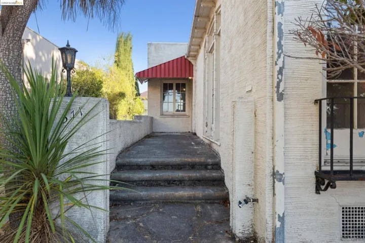 571 Crofton Avenue, Piedmont, California 94610-1520