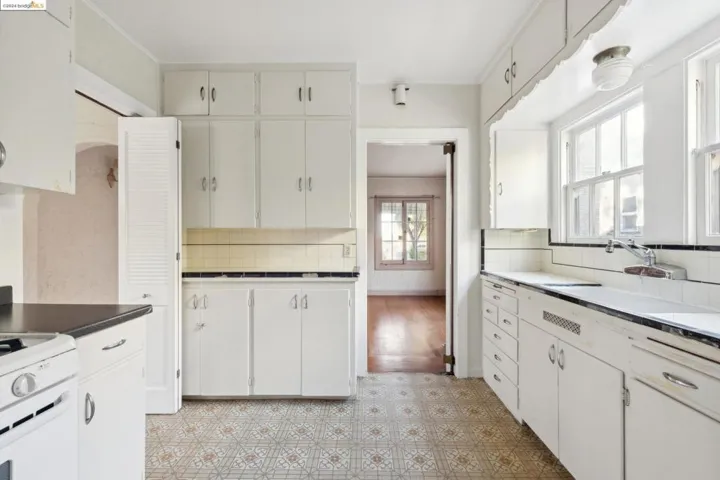 571 Crofton Avenue, Piedmont, California 94610-1520