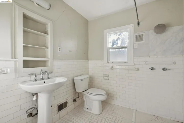 571 Crofton Avenue, Piedmont, California 94610-1520