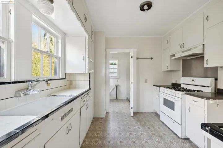 571 Crofton Avenue, Piedmont, California 94610-1520