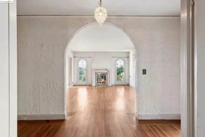 571 Crofton Avenue, Piedmont, California 94610-1520