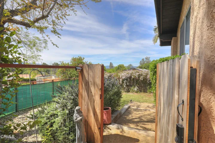 Front gate to side yard