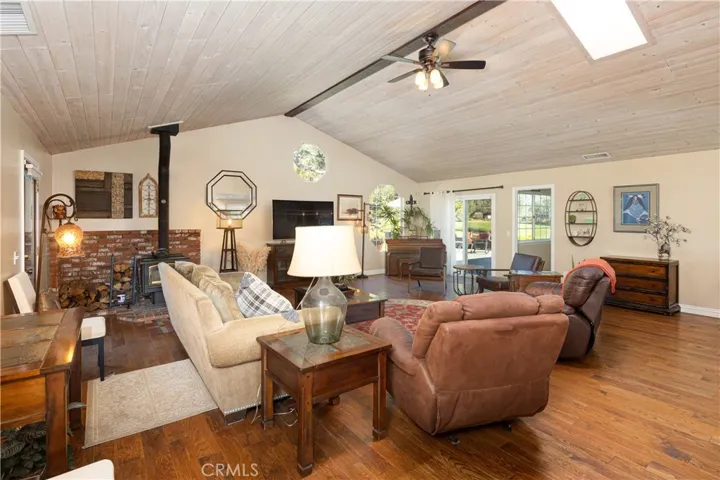 Large gorgeous livingroom.