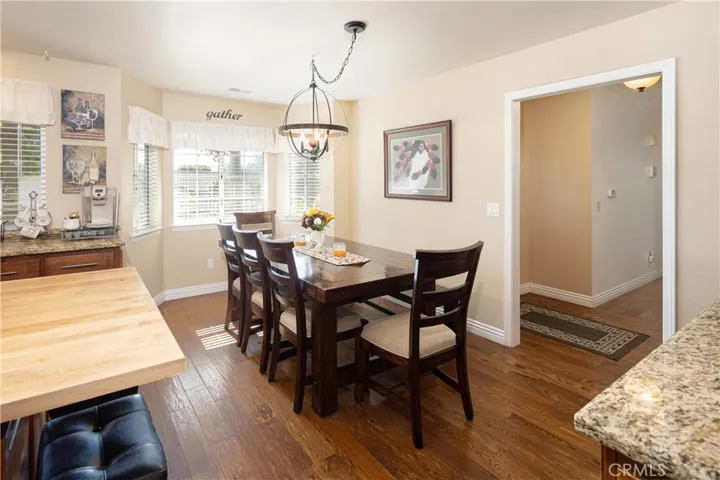 Dining are fits large table.