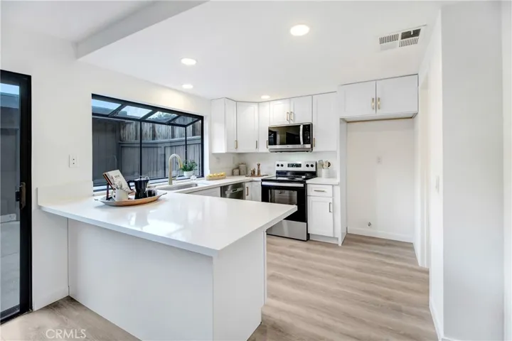 14456 Foothill Boulevard 13, Sylmar, California 91342