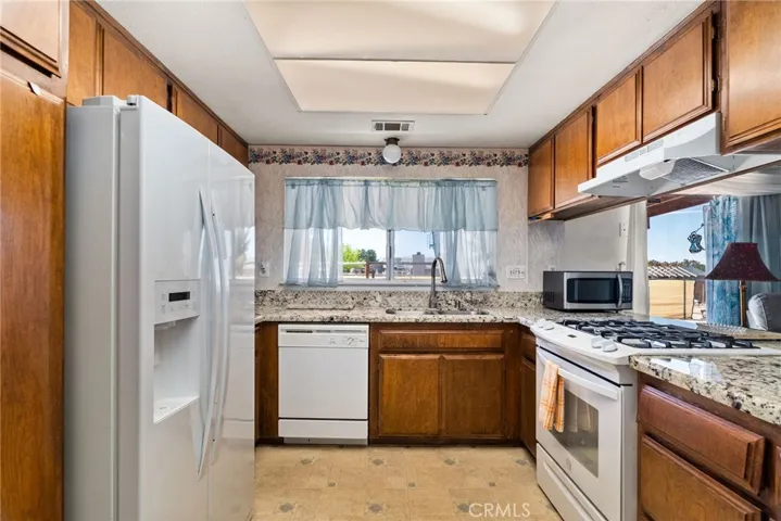 16737 Pauhaska Road, Apple Valley, California 92307