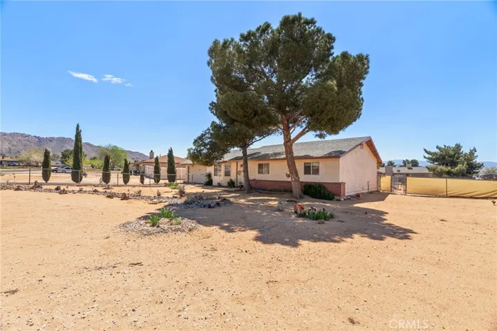 16737 Pauhaska Road, Apple Valley, California 92307