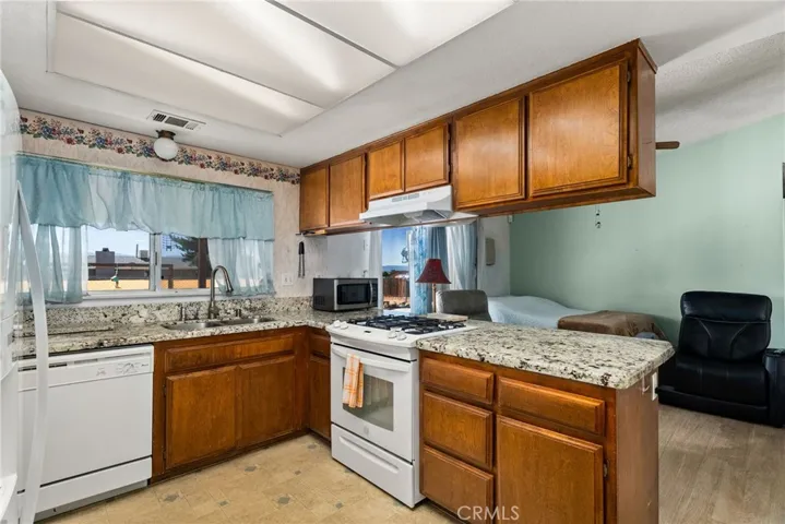 16737 Pauhaska Road, Apple Valley, California 92307