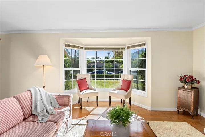 Spacious and bright front Living room