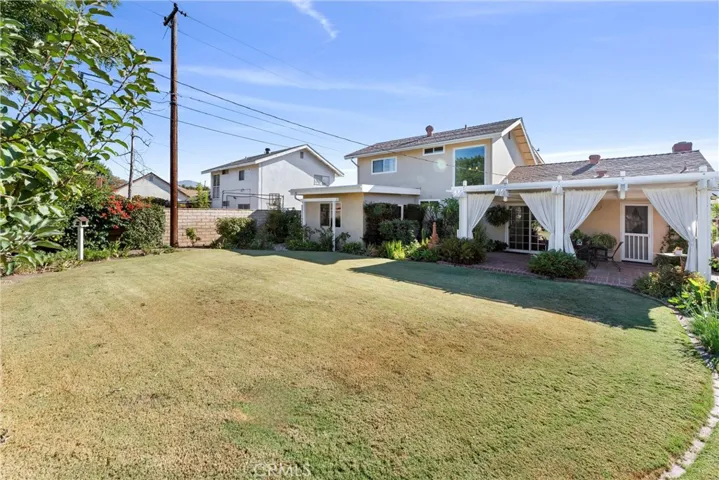 Spacious Backyard, for entertaining!