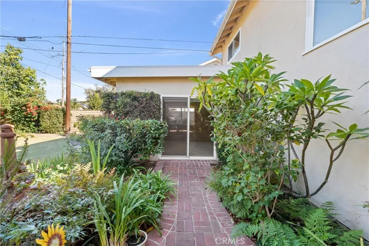 Garden path to Bonus Room.