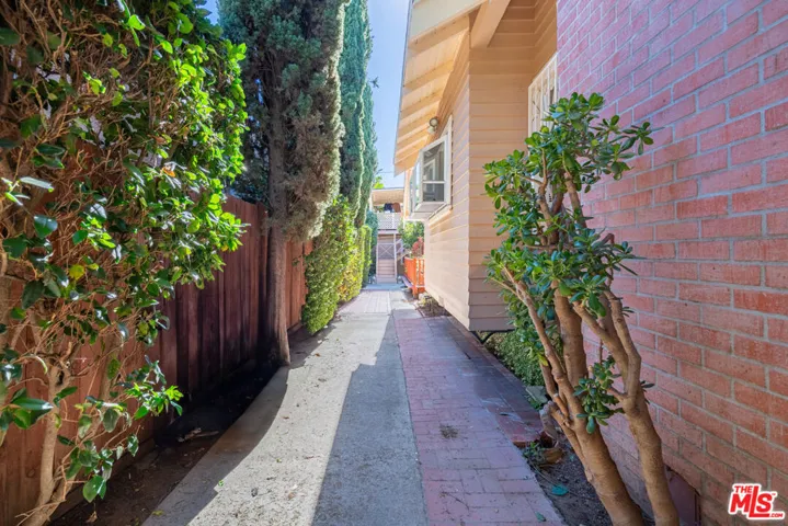 7544 Lexington Avenue, West Hollywood, California 90046