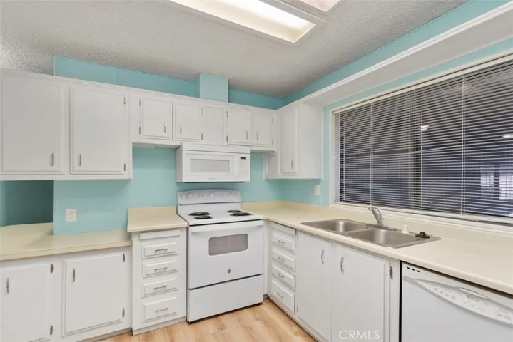 Kitchen w/cabinet and built in table