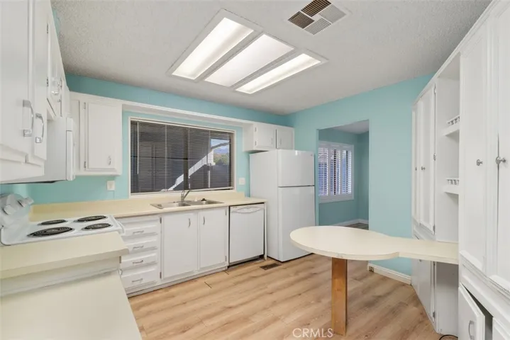 Kitchen w/cabinet and built in table