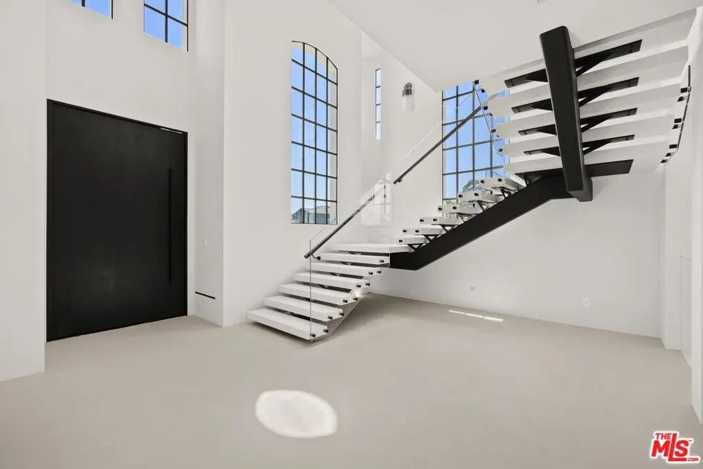 155 N Anita Avenue, Los Angeles, California 90049 home-pic-3
