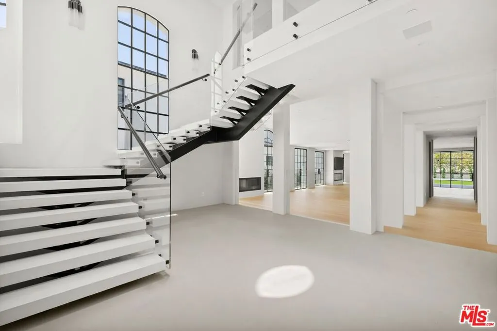 155 N Anita Avenue, Los Angeles, California 90049 home-pic-4