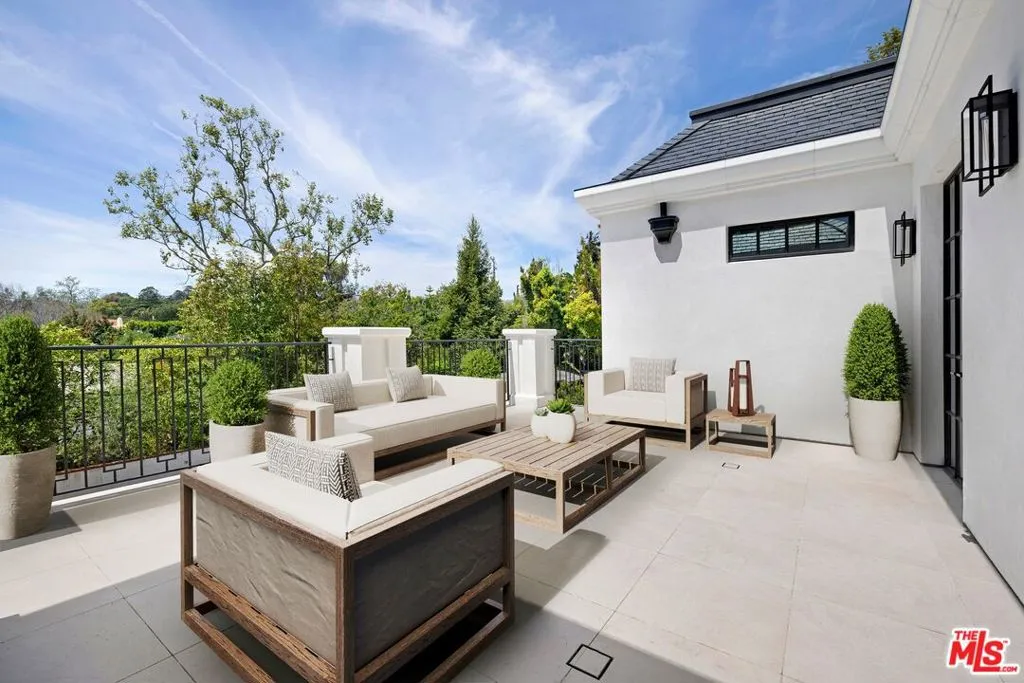 155 N Anita Avenue, Los Angeles, California 90049 home-pic-15